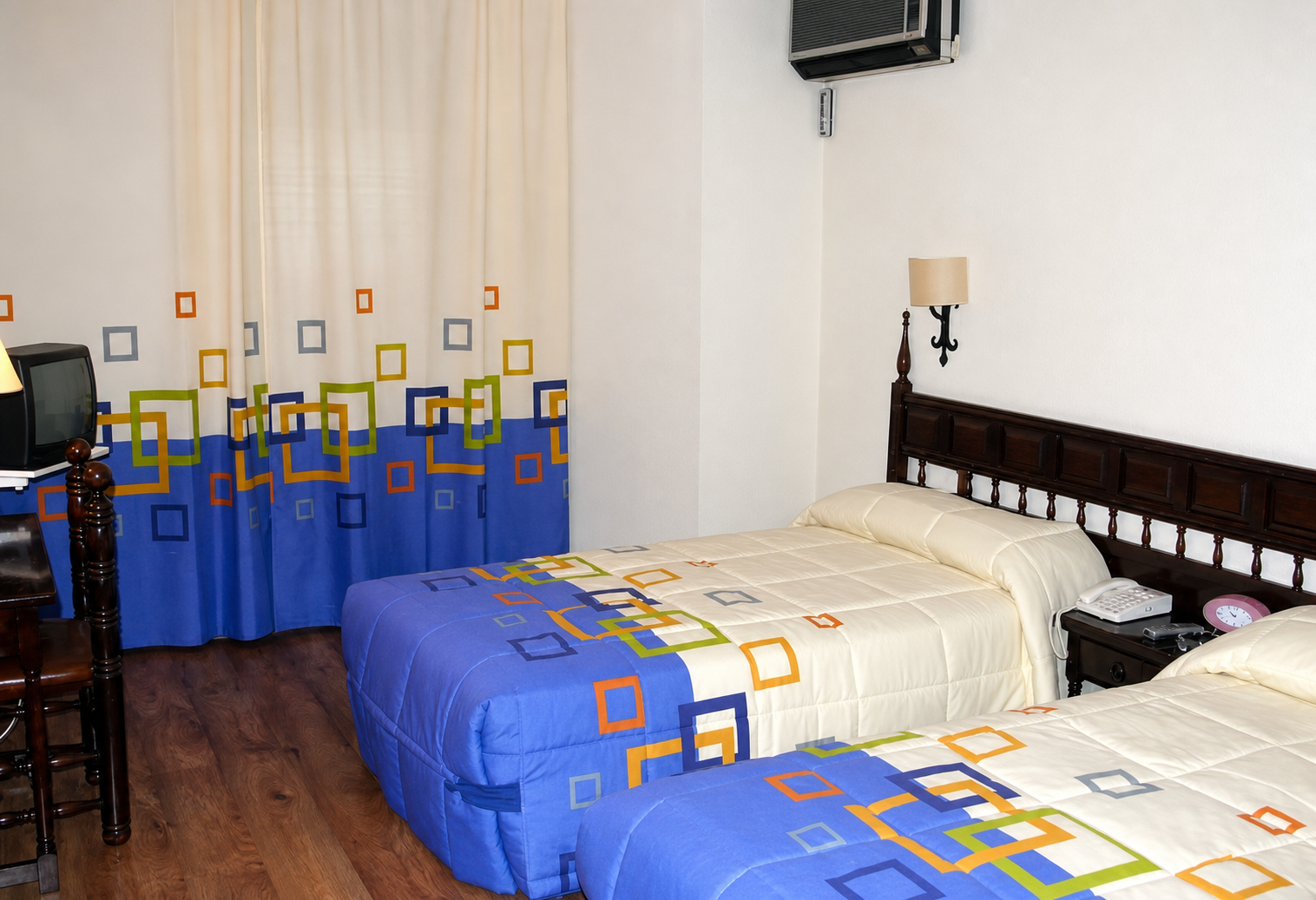 Habitación doble real de Hotel Las Galias restaurada en alta resolución