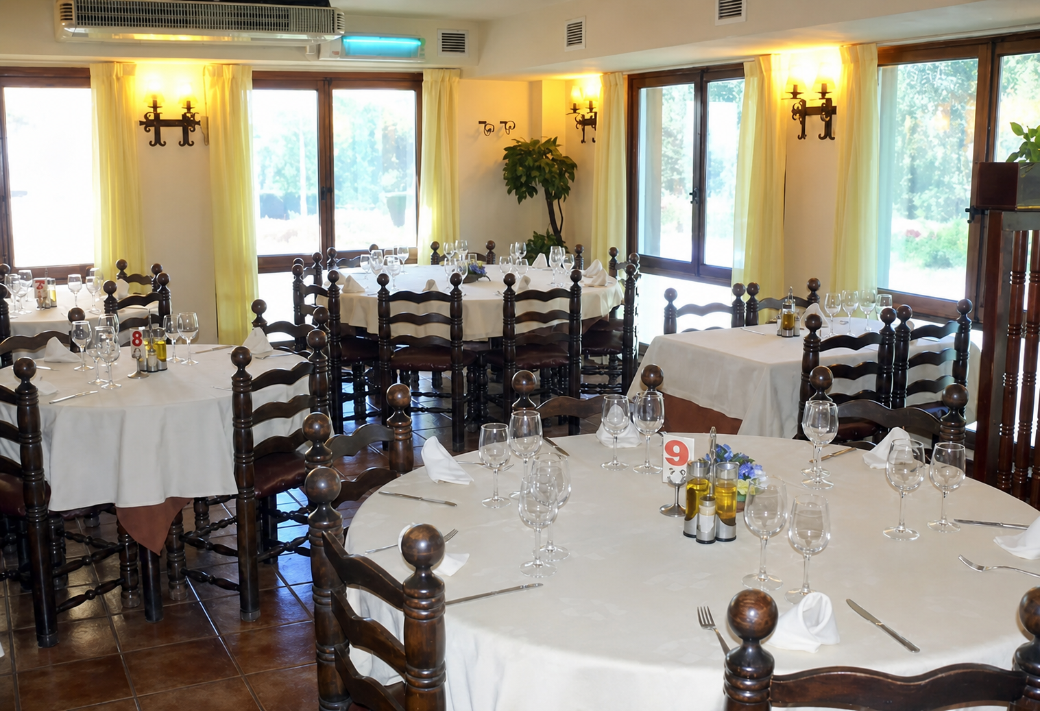 Comedor real del Restaurante Las Galias con mesas preparadas